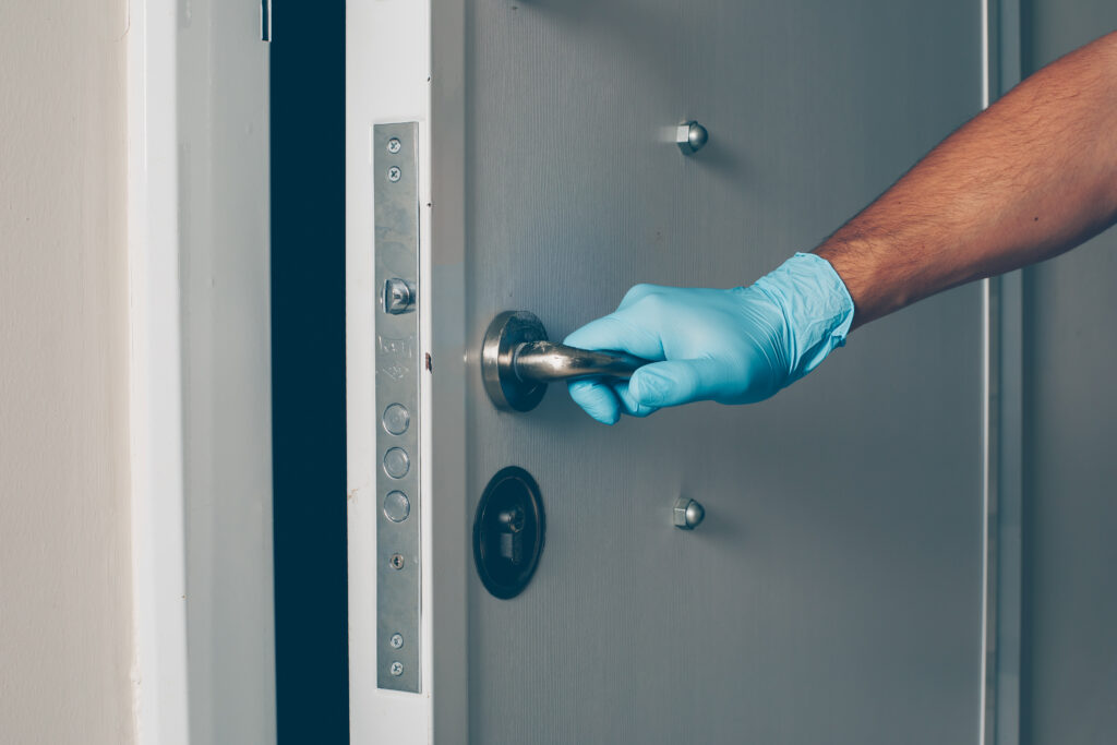 A locksmith in Rochester Try to Fix door lock issues